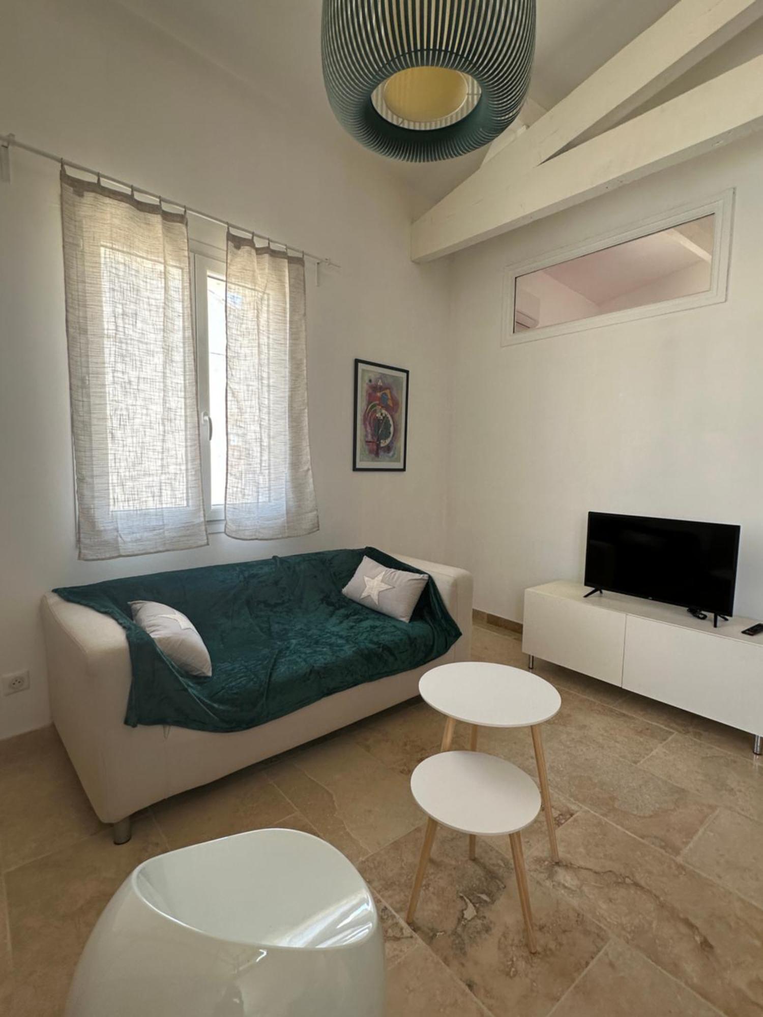 Appartement Avec Vue Sur L Eglise Des Saintes المظهر الخارجي الصورة
