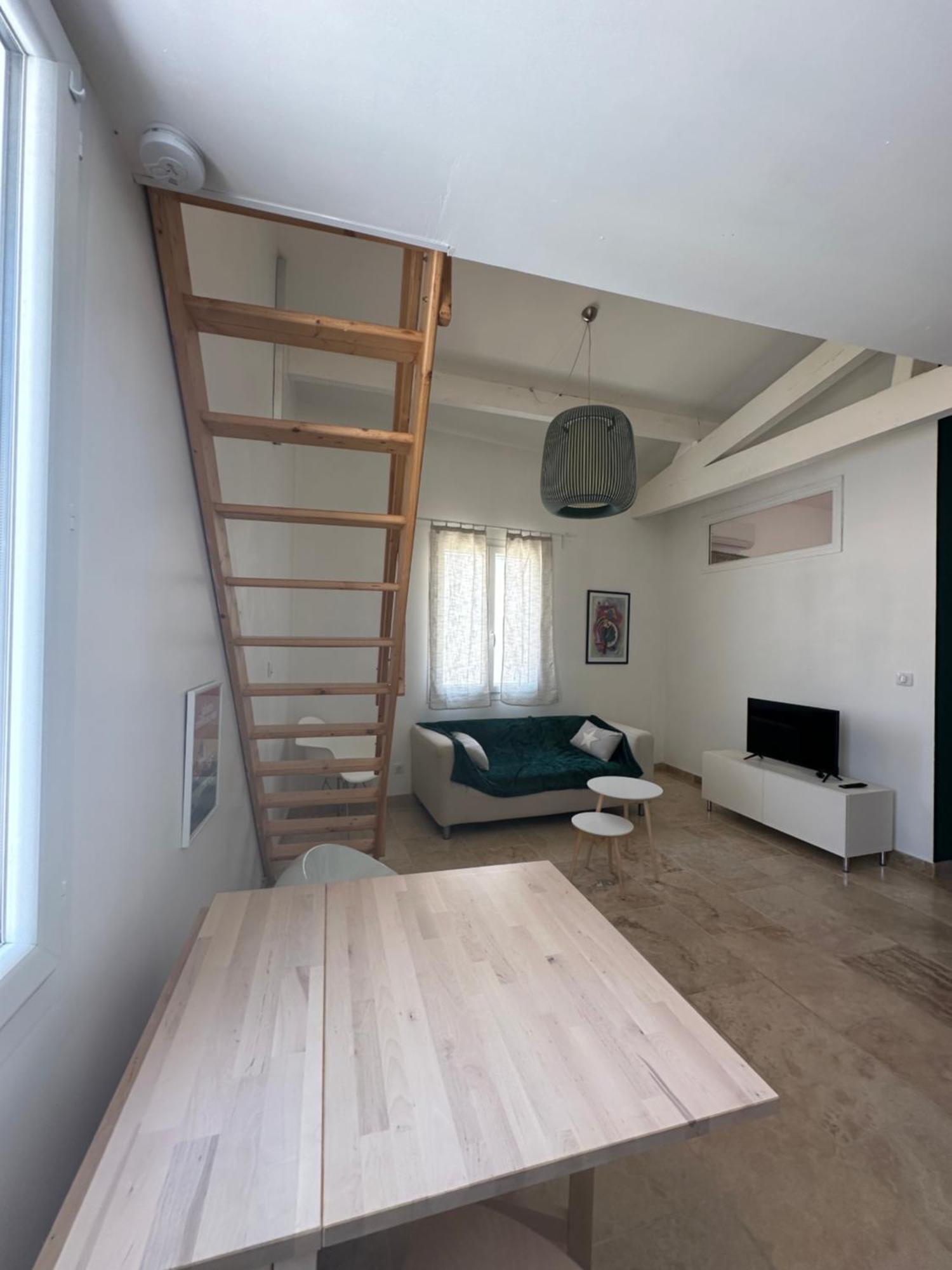 Appartement Avec Vue Sur L Eglise Des Saintes المظهر الخارجي الصورة
