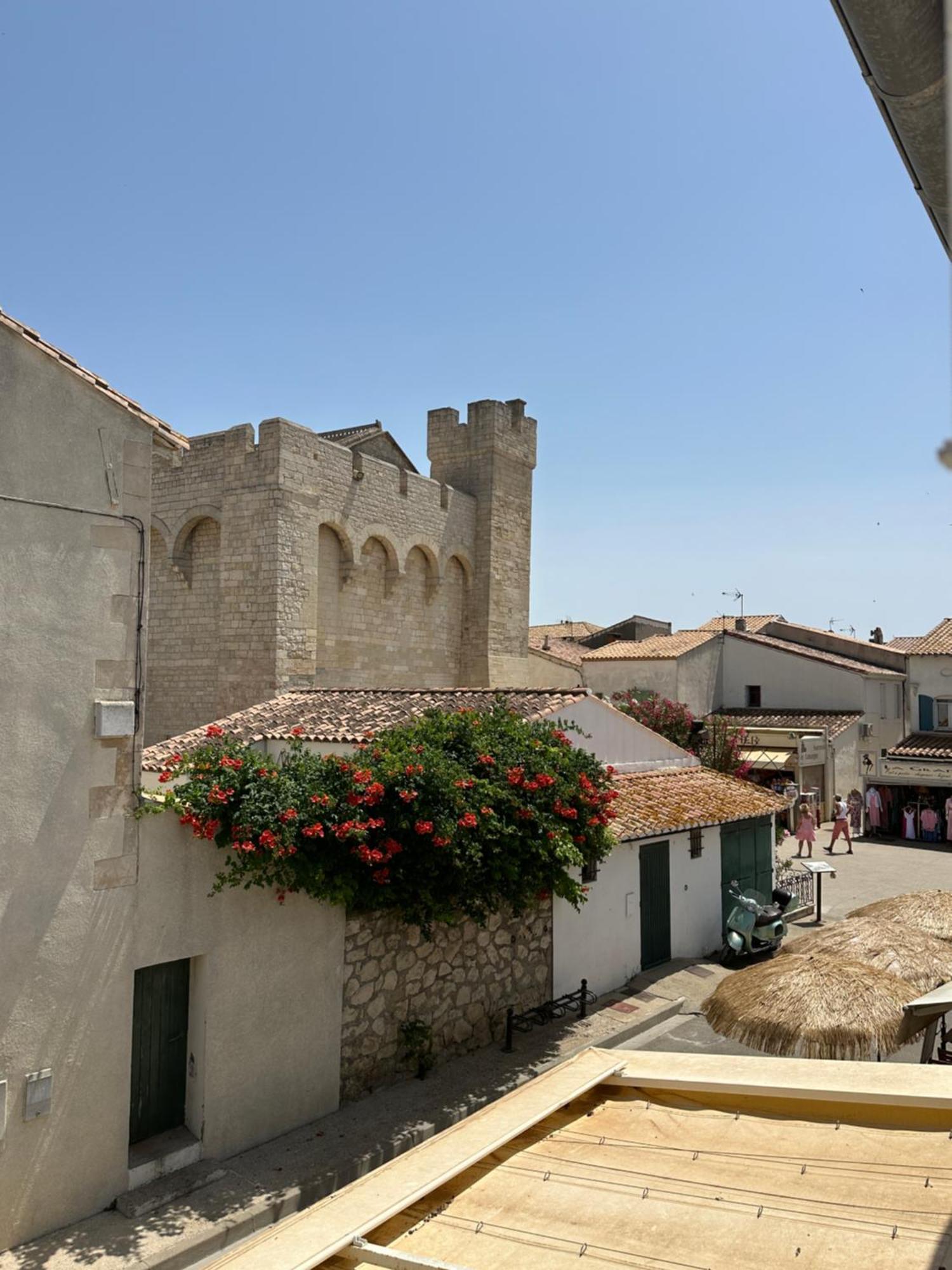 Appartement Avec Vue Sur L Eglise Des Saintes المظهر الخارجي الصورة